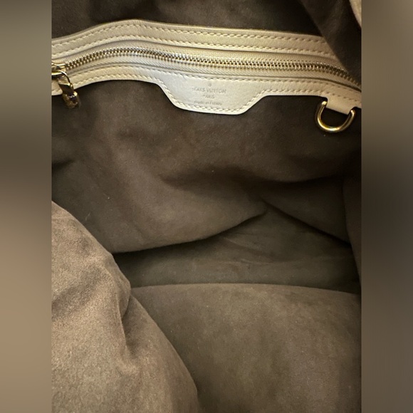 Louis Vuitton Monogram Mahina Hobo beige - Picture 12 of 16